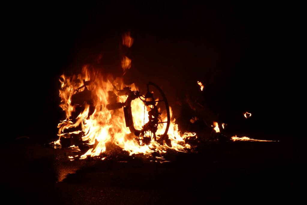 Bromfiets verwoest door brand