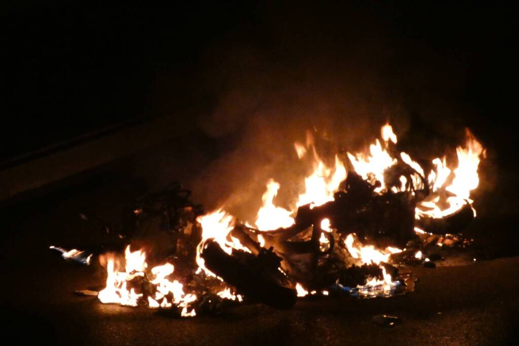 Bromfiets verwoest door brand