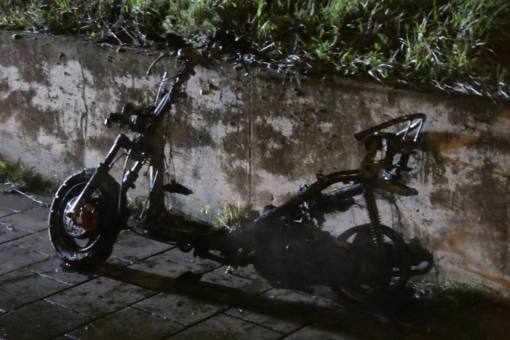 Bromfiets verwoest door brand