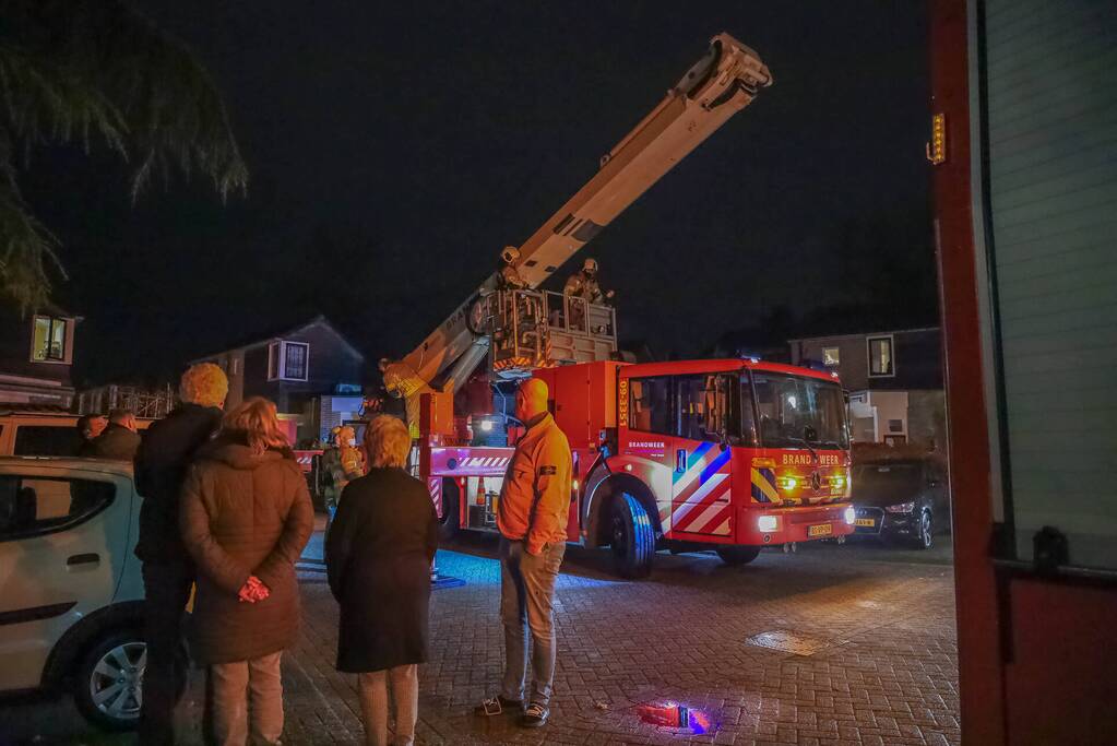 Brandweer blust schoorsteenbrand