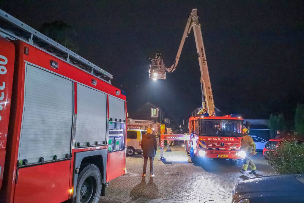 Brandweer blust schoorsteenbrand