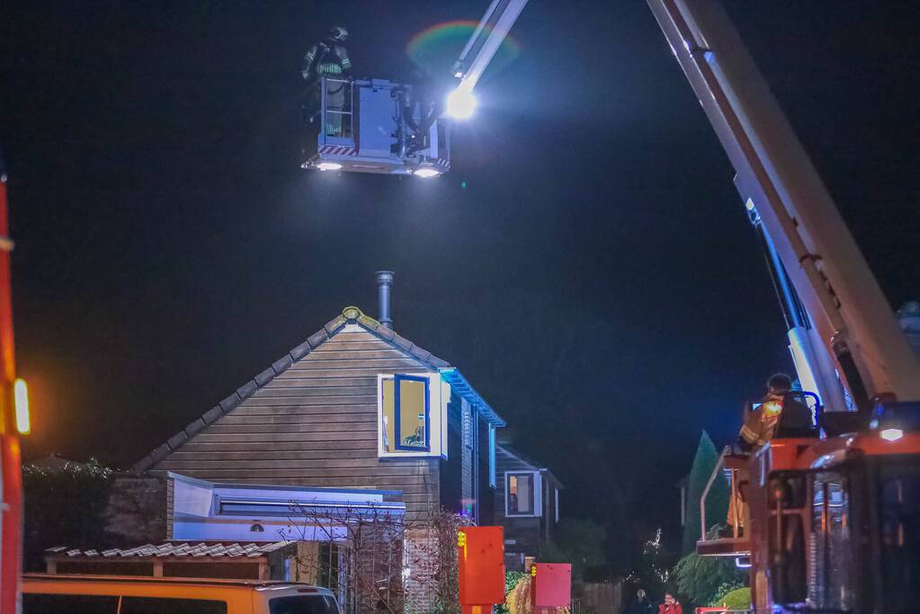 Brandweer blust schoorsteenbrand