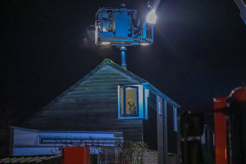 Brandweer blust schoorsteenbrand