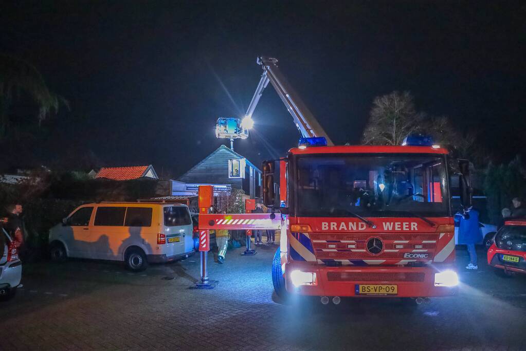 Brandweer blust schoorsteenbrand
