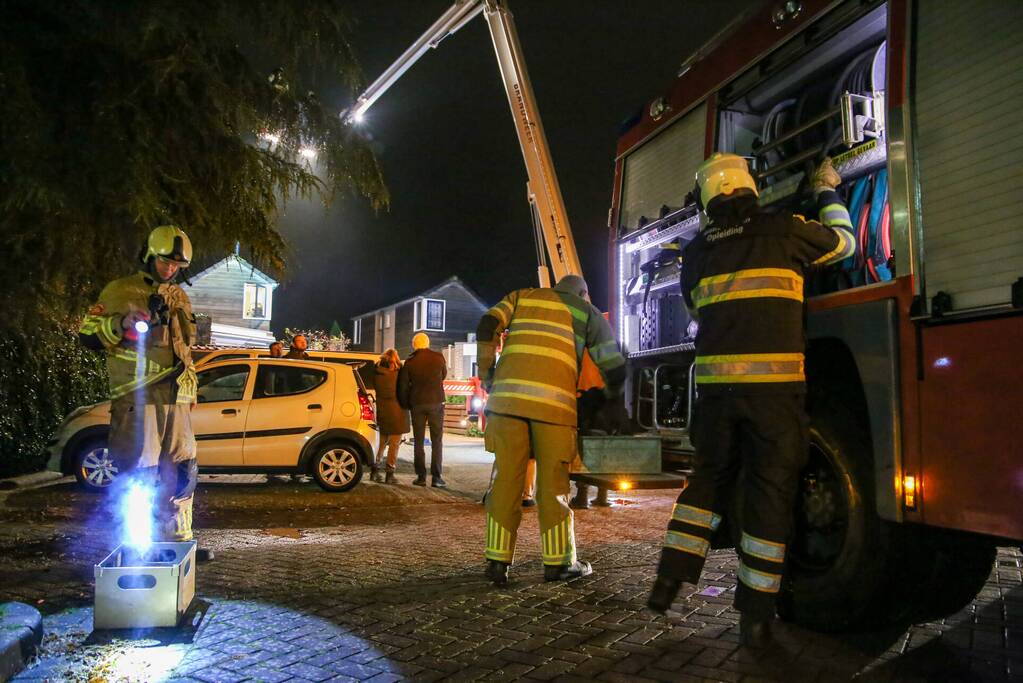 Brandweer blust schoorsteenbrand