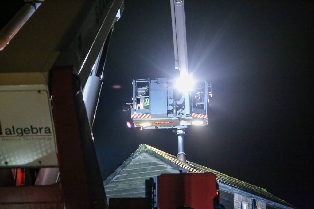 Brandweer blust schoorsteenbrand