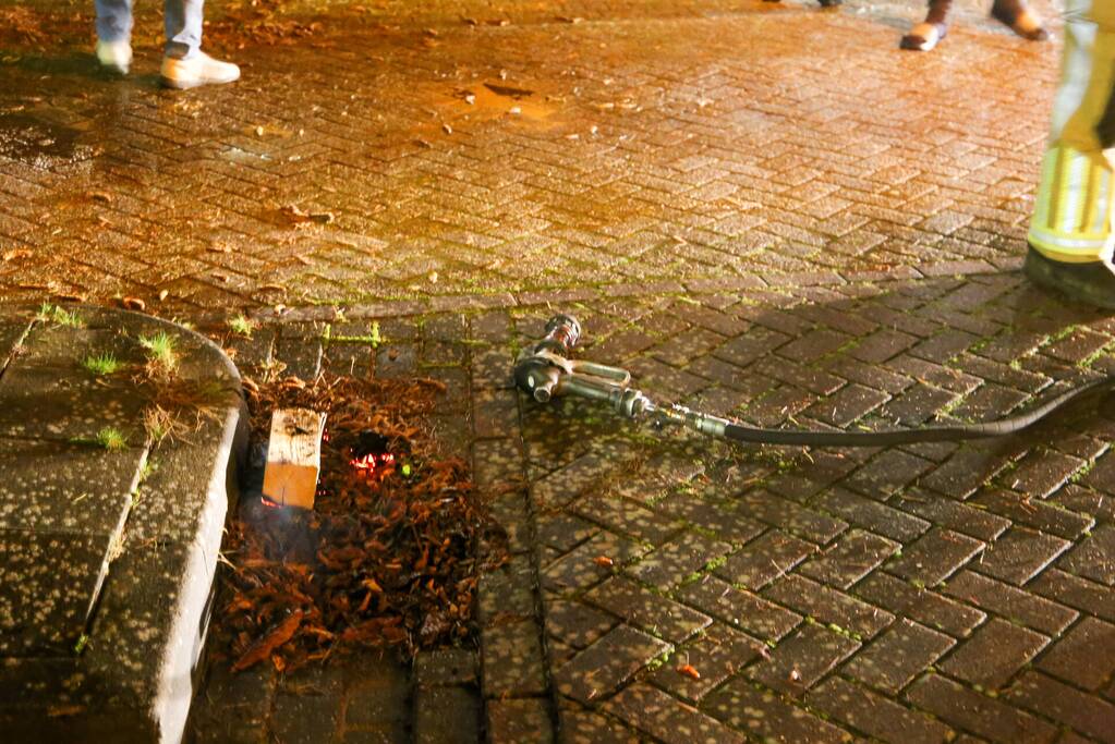 Brandweer blust schoorsteenbrand