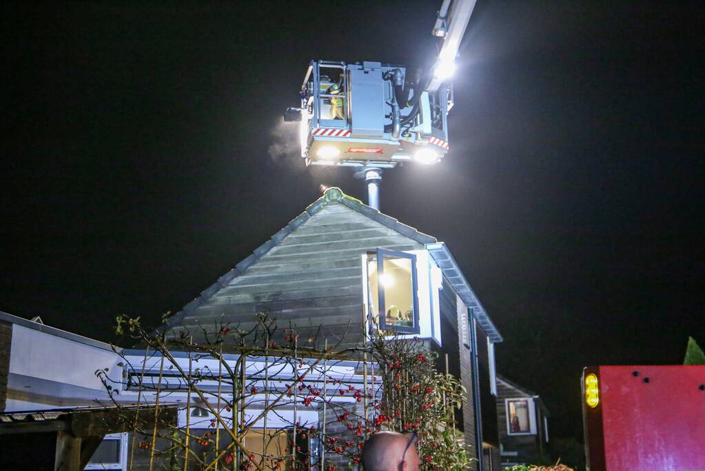 Brandweer blust schoorsteenbrand