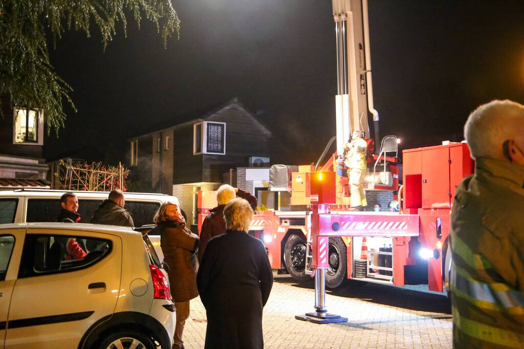 Brandweer blust schoorsteenbrand
