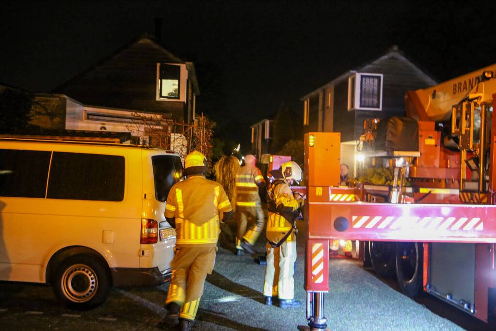 Brandweer blust schoorsteenbrand