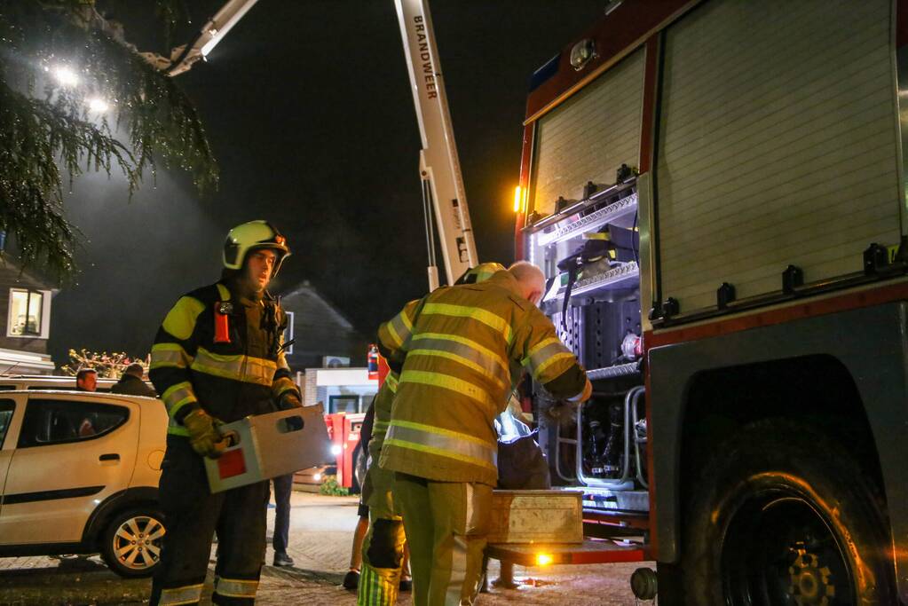 Brandweer blust schoorsteenbrand