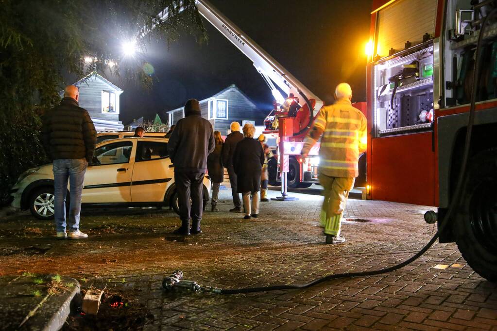 Brandweer blust schoorsteenbrand