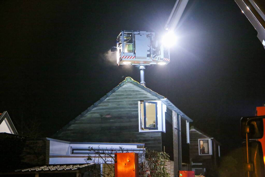 Brandweer blust schoorsteenbrand