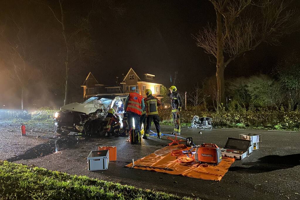 Auto knalt met hoge snelheid tegen meerdere bomen