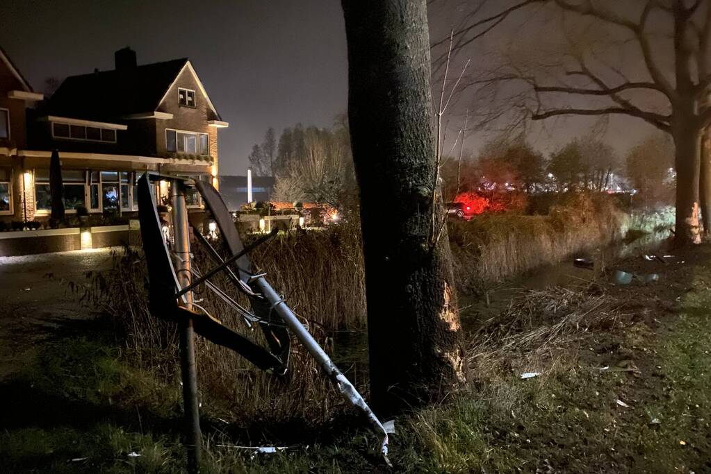 Auto knalt met hoge snelheid tegen meerdere bomen