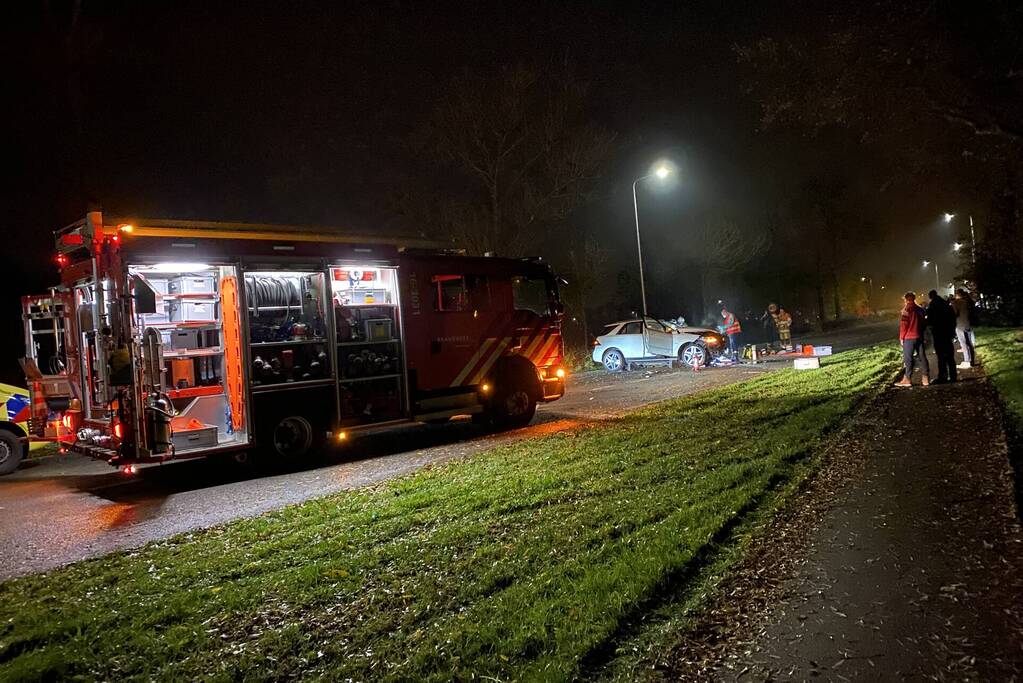 Auto knalt met hoge snelheid tegen meerdere bomen