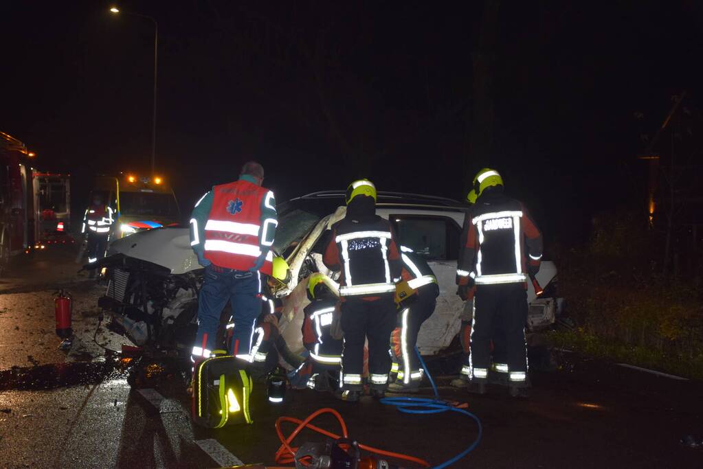 Auto knalt met hoge snelheid tegen meerdere bomen