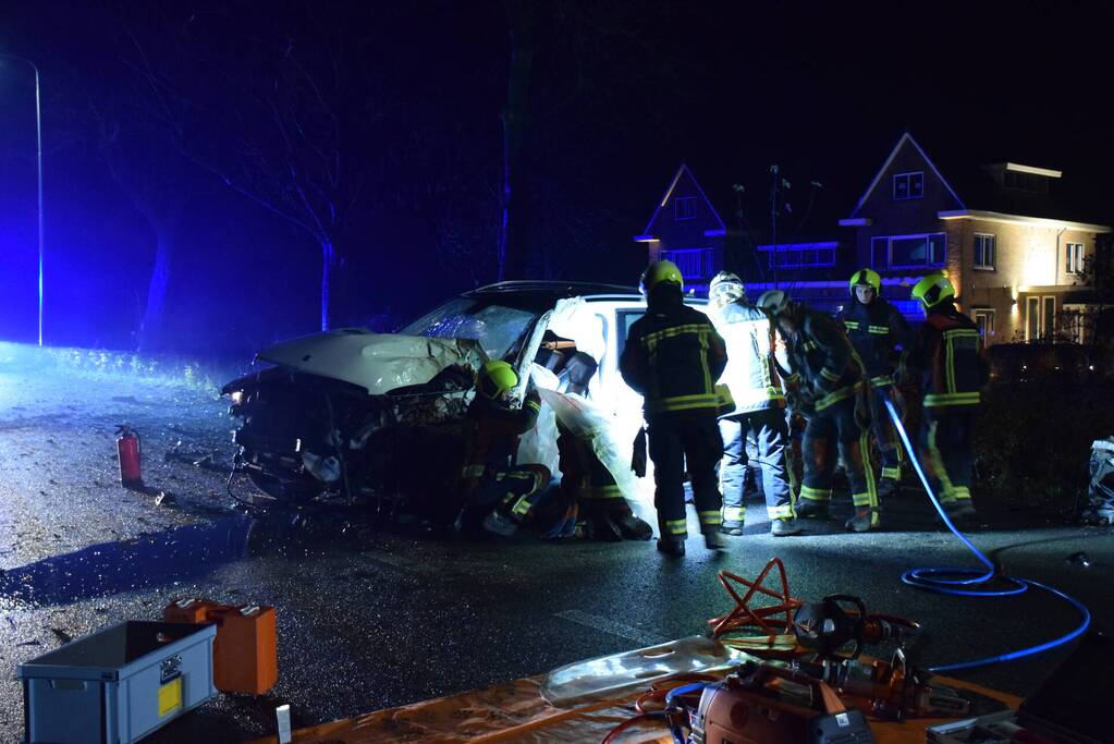 Auto knalt met hoge snelheid tegen meerdere bomen