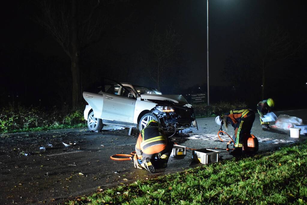 Auto knalt met hoge snelheid tegen meerdere bomen