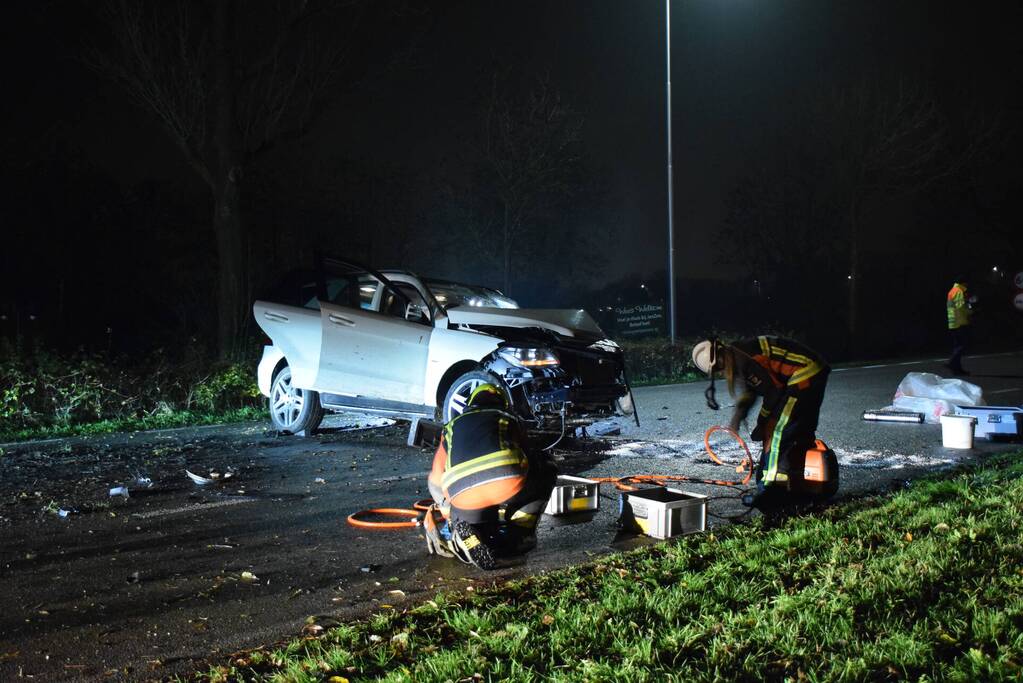 Auto knalt met hoge snelheid tegen meerdere bomen