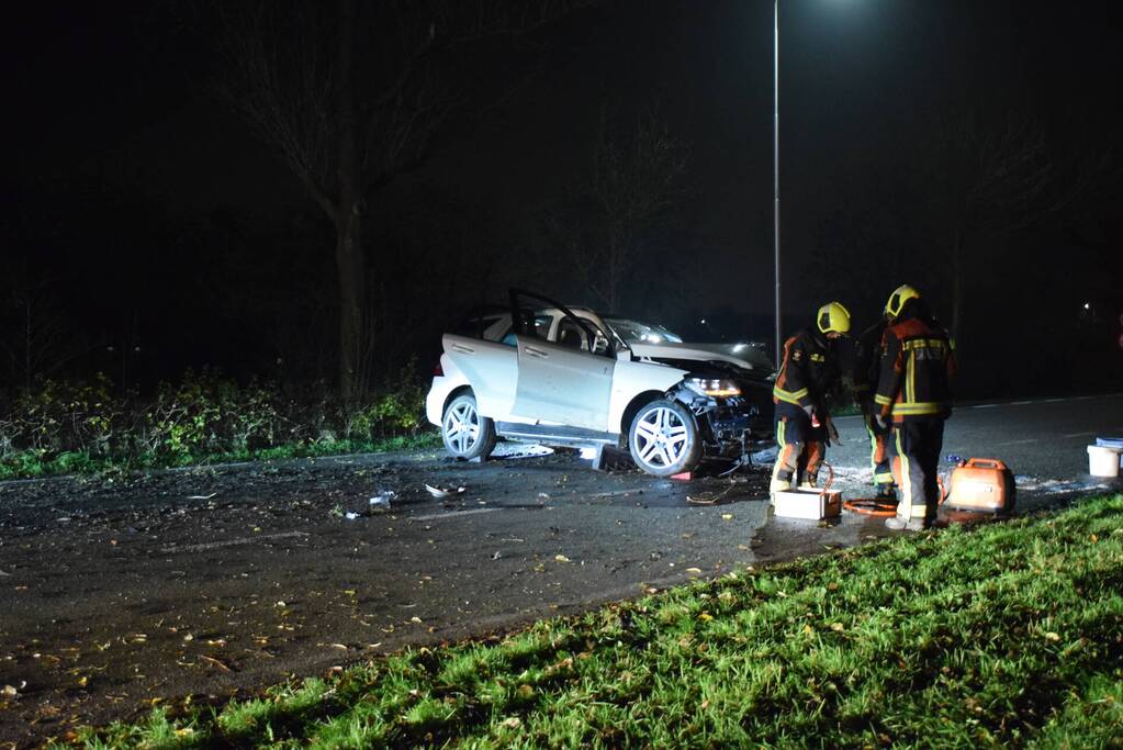 Auto knalt met hoge snelheid tegen meerdere bomen