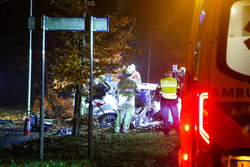 Automobilist zwaargewond bij aanrijding