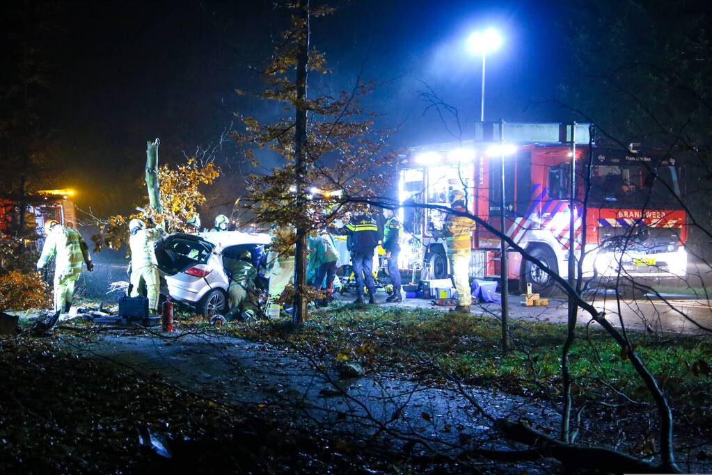 Automobilist zwaargewond bij aanrijding