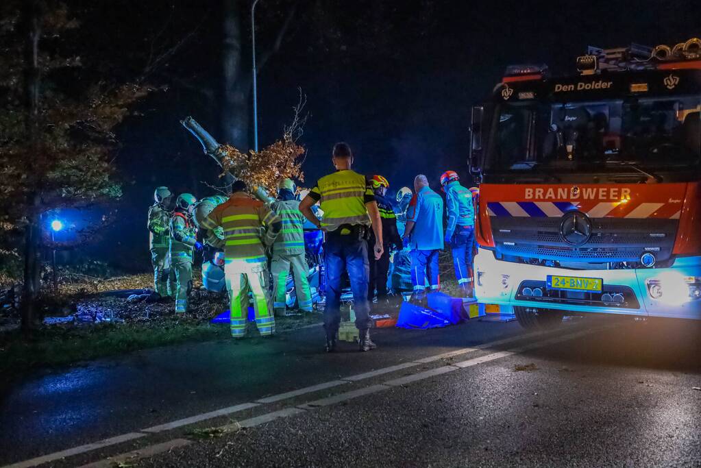 Automobilist zwaargewond bij aanrijding