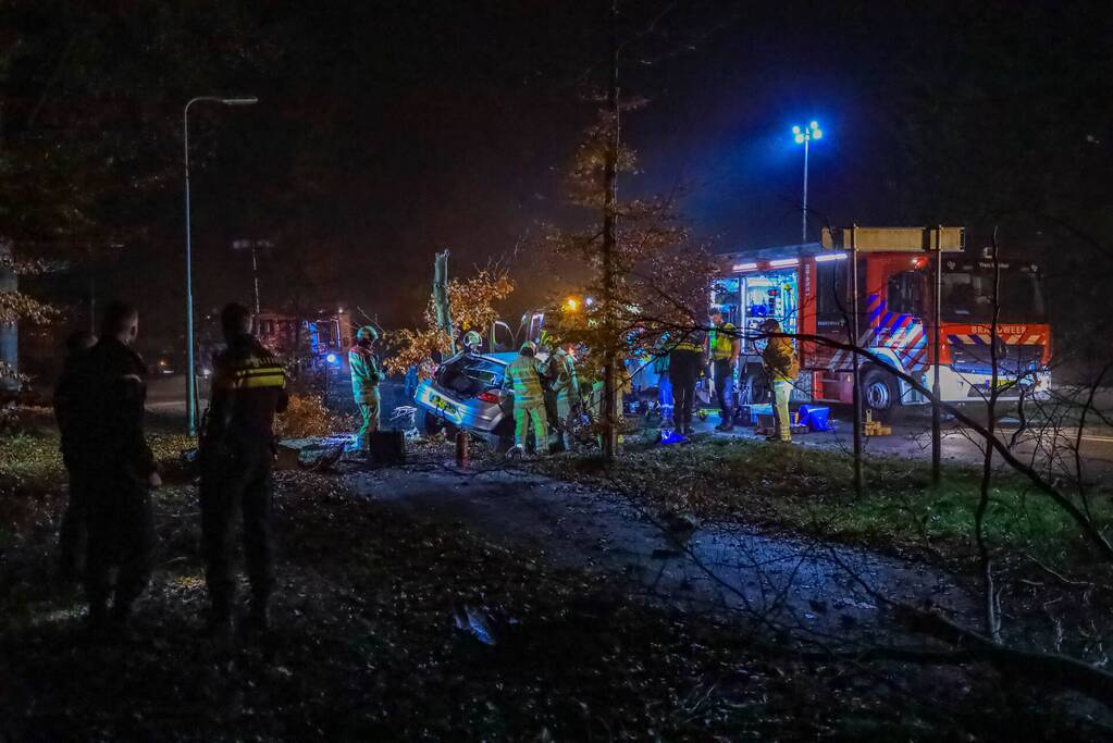 Automobilist zwaargewond bij aanrijding