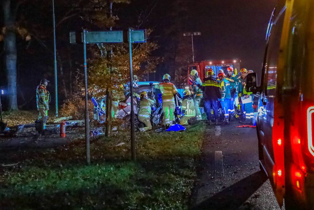Automobilist zwaargewond bij aanrijding