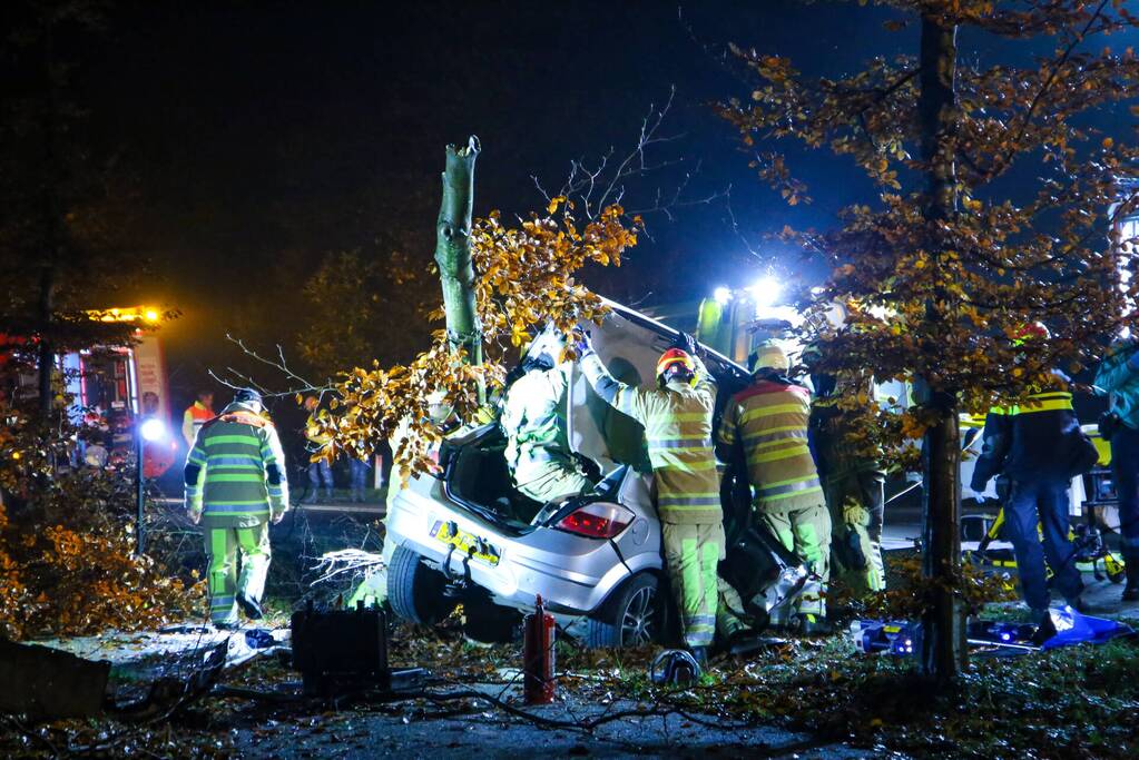Automobilist zwaargewond bij aanrijding