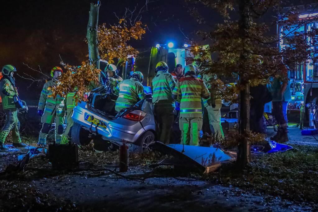Automobilist zwaargewond bij aanrijding