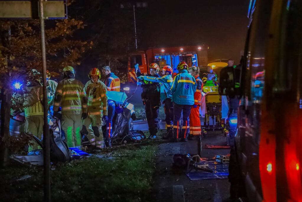 Automobilist zwaargewond bij aanrijding