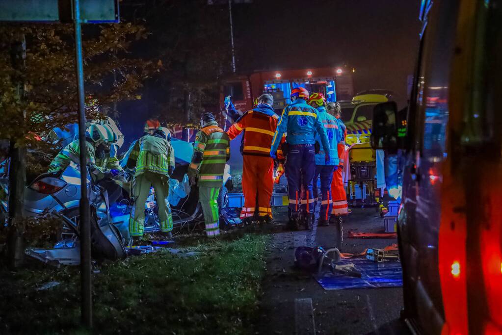 Automobilist zwaargewond bij aanrijding