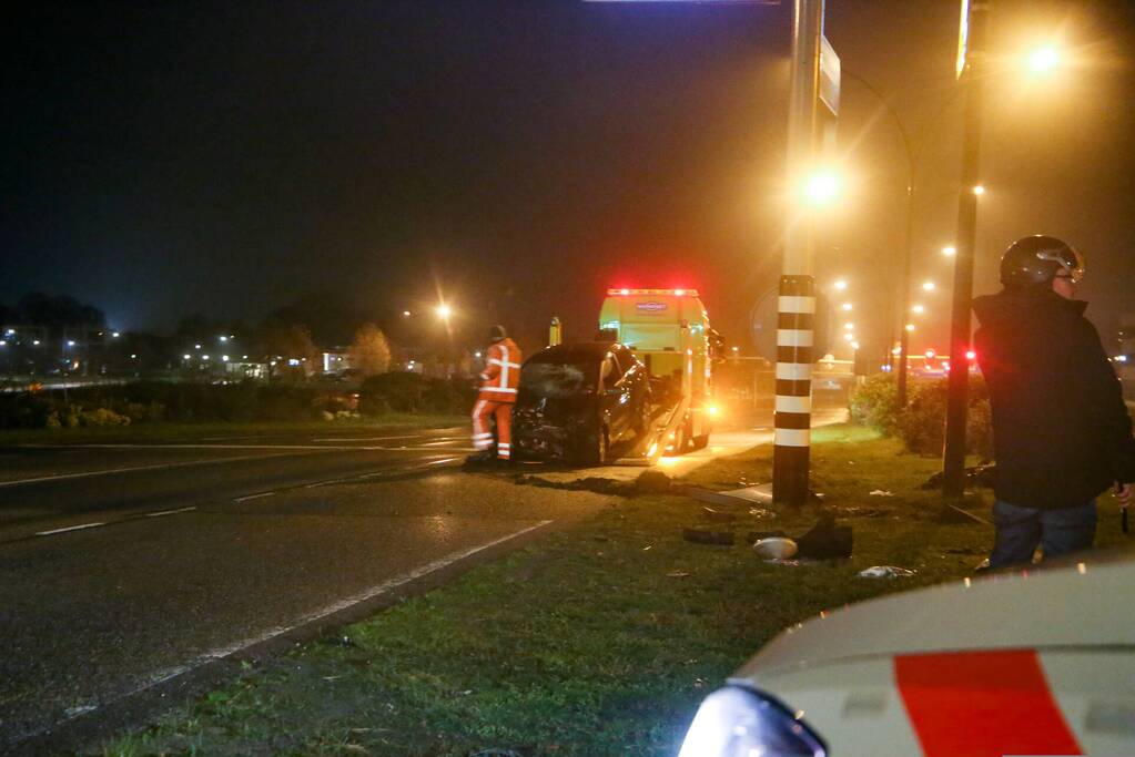 Twee gewonden nadat auto tegen stoplicht belandt