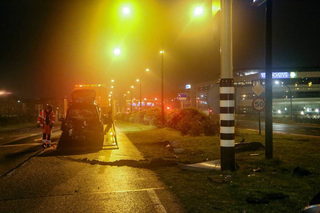Twee gewonden nadat auto tegen stoplicht belandt