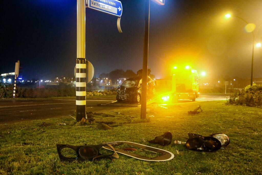 Twee gewonden nadat auto tegen stoplicht belandt