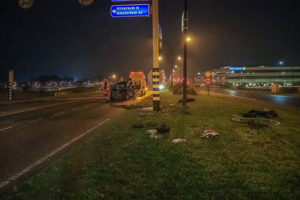 Twee gewonden nadat auto tegen stoplicht belandt