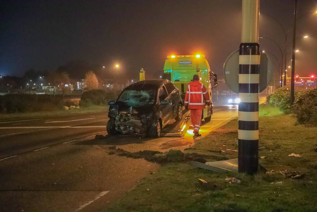 Twee gewonden nadat auto tegen stoplicht belandt