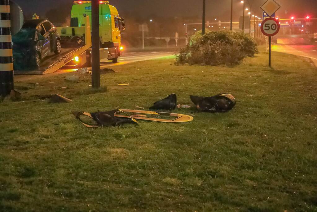 Twee gewonden nadat auto tegen stoplicht belandt