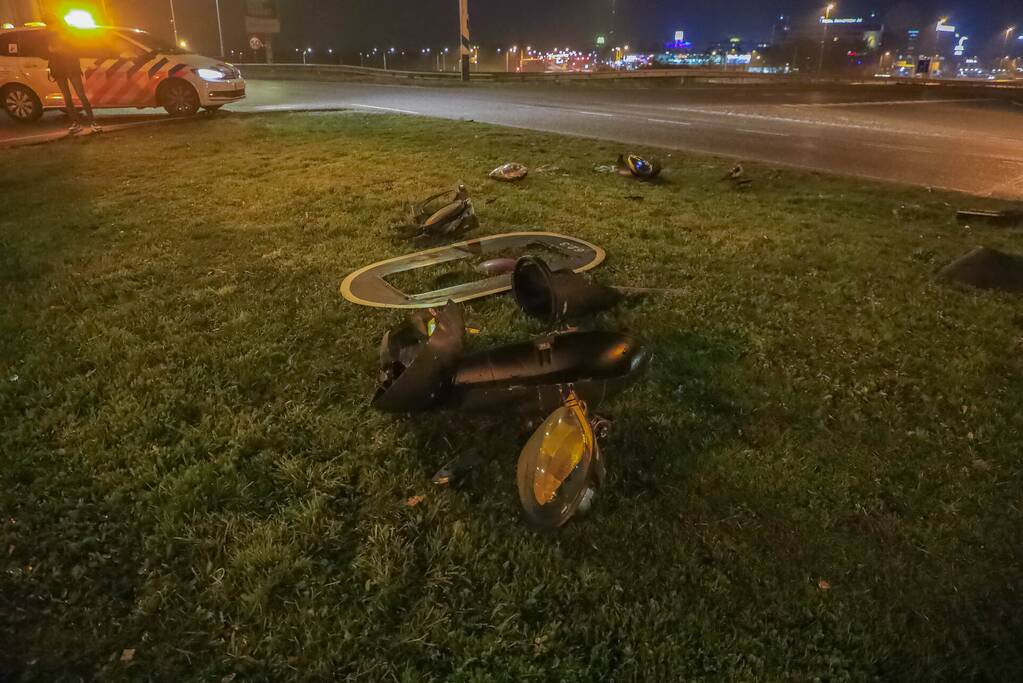 Twee gewonden nadat auto tegen stoplicht belandt