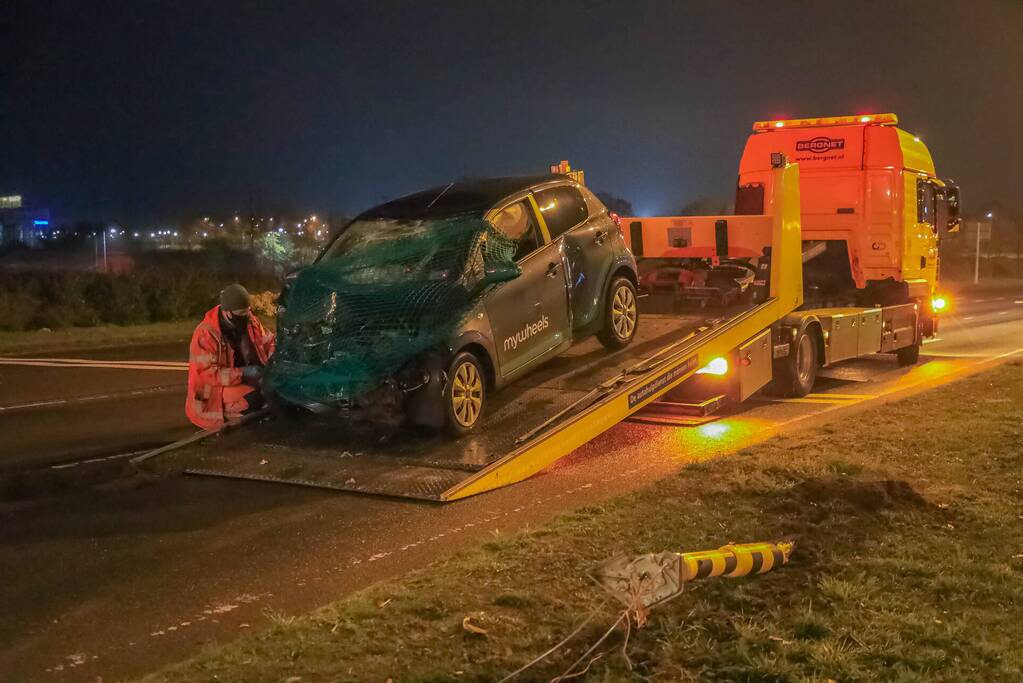 Twee gewonden nadat auto tegen stoplicht belandt