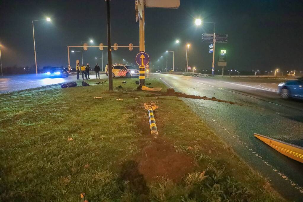 Twee gewonden nadat auto tegen stoplicht belandt