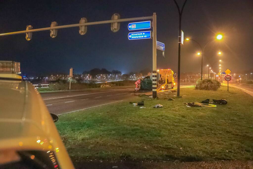 Twee gewonden nadat auto tegen stoplicht belandt