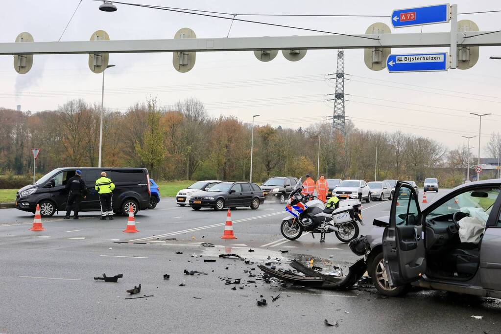Veel schade tussen botsing personenauto's