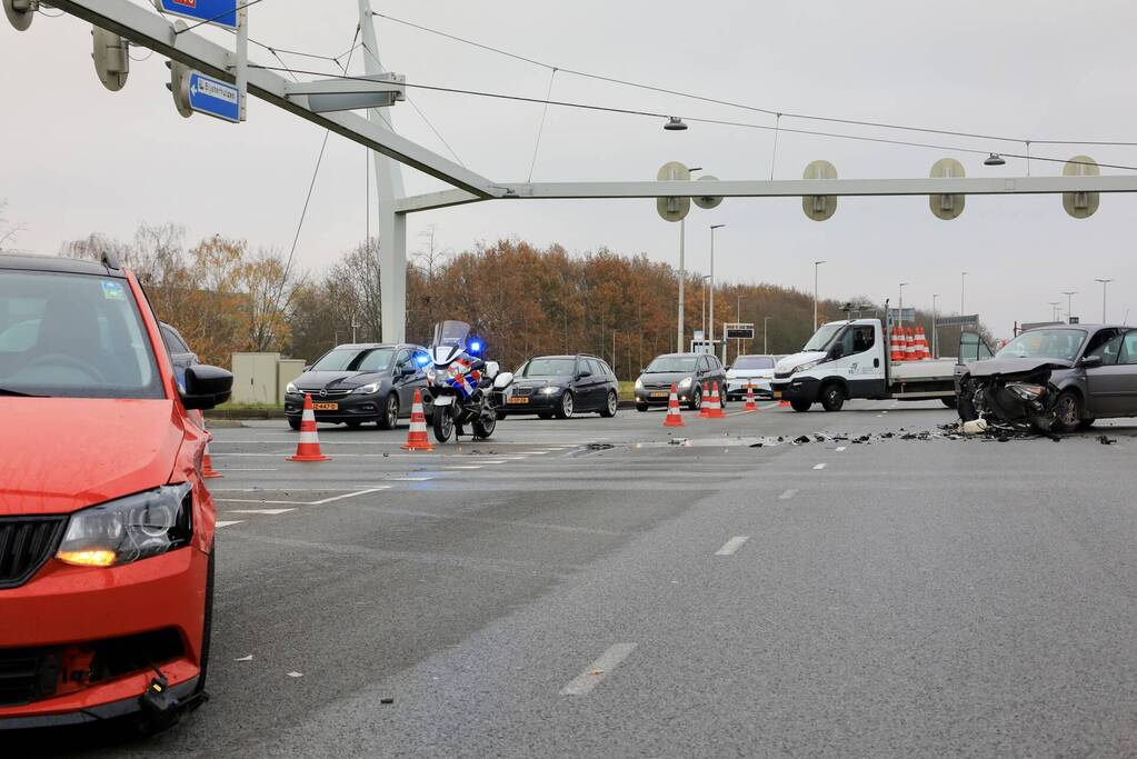 Veel schade tussen botsing personenauto's