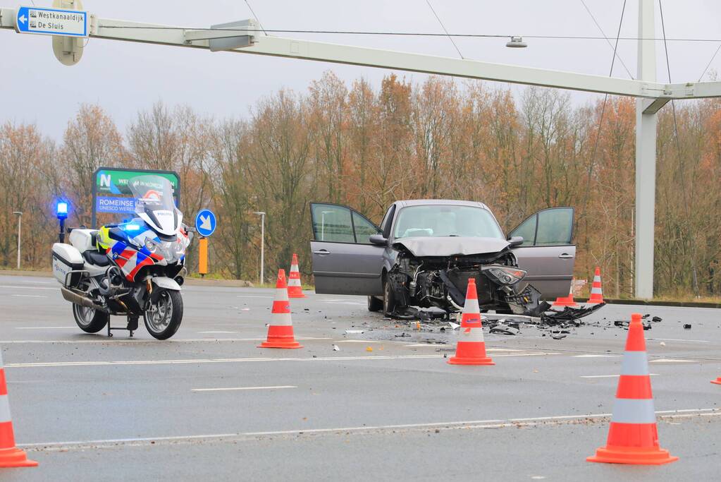 Veel schade tussen botsing personenauto's