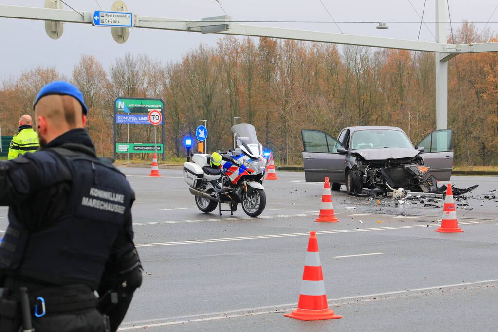 Veel schade tussen botsing personenauto's
