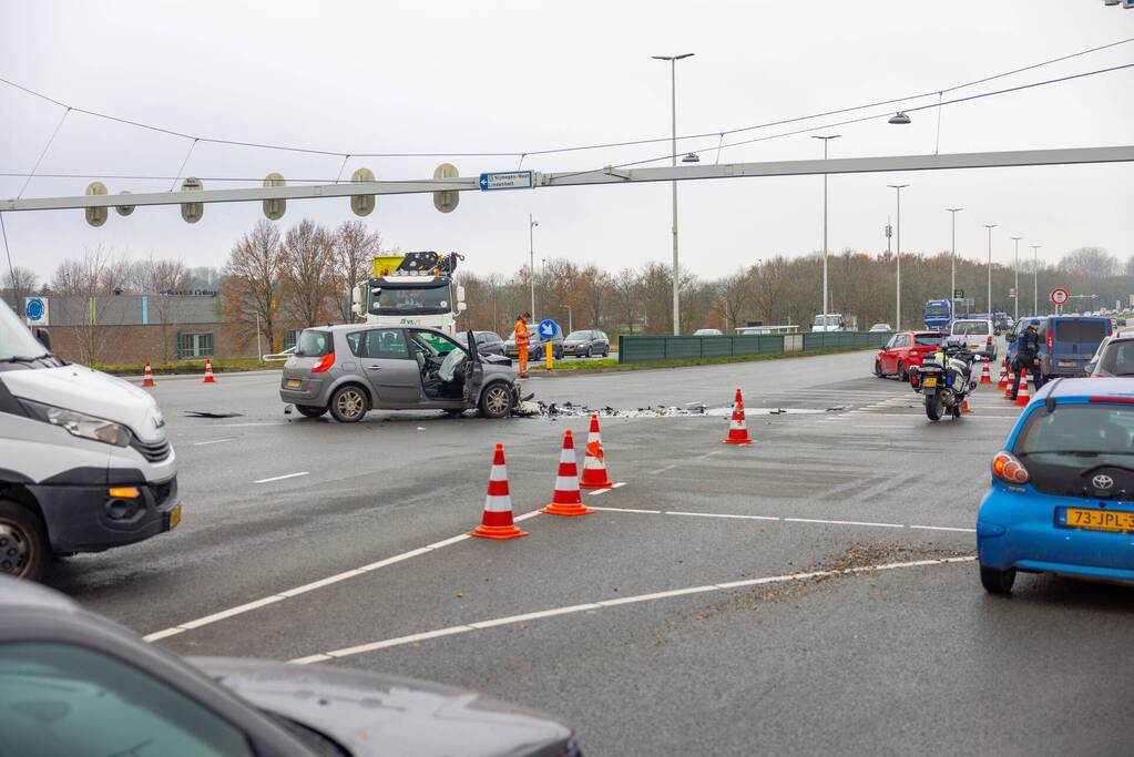 Veel schade tussen botsing personenauto's