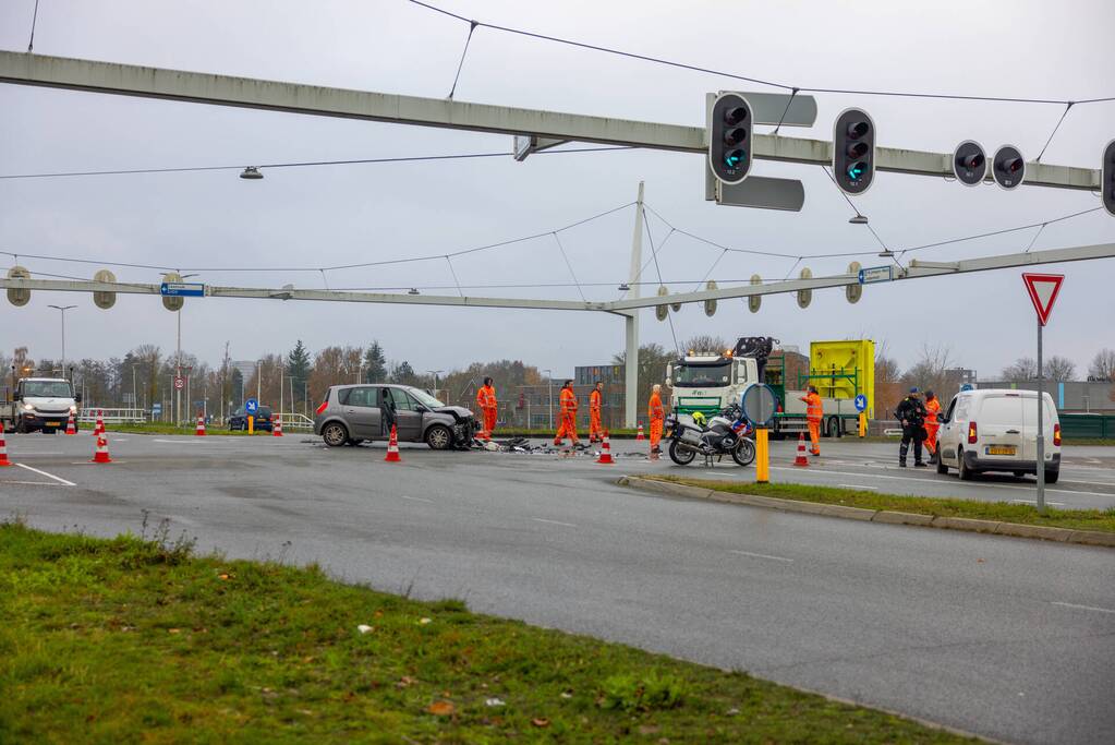 Veel schade tussen botsing personenauto's